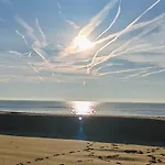 APPARTAMENTO ROSSO - OVER THE RAINBOW APARTMENTS LIDO di JESOLO A 200m dalla Spiaggia Posto Auto Aria Condizionata e Terrazza