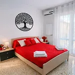APPARTAMENTO ROSSO - OVER THE RAINBOW APARTMENTS LIDO di JESOLO A 200m dalla Spiaggia Posto Auto Aria Condizionata e Terrazza