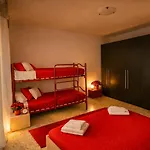 APPARTAMENTO ROSSO - OVER THE RAINBOW APARTMENTS LIDO di JESOLO A 200m dalla Spiaggia Posto Auto Aria Condizionata e Terrazza